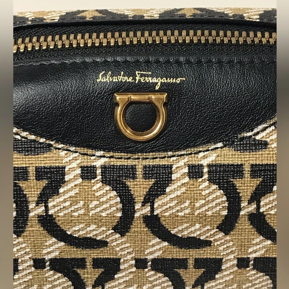 Salvatore Ferragamo Gancini Cosmetic Bag 😍🔥